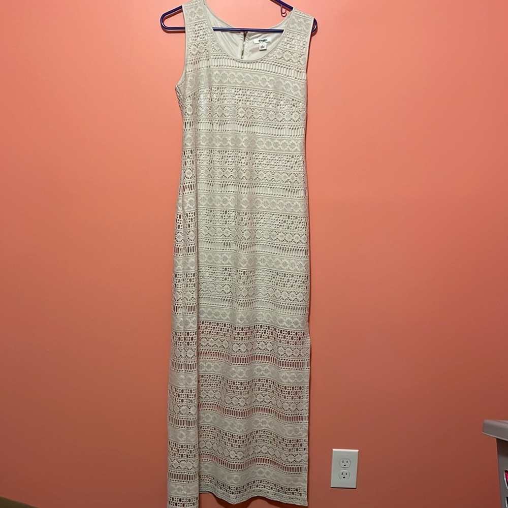 Long Sleeveless Lace Dress
